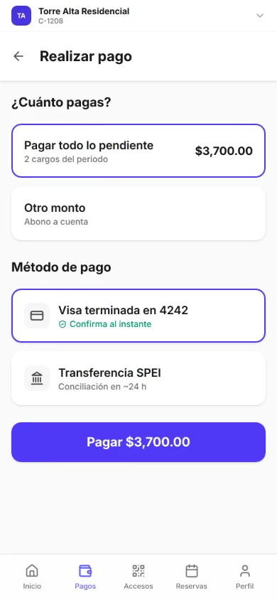 Pantalla Realizar pago en la app de residente: «¿Cuánto pagas?», con Pagar todo lo pendiente, $3,700.00 por 2 cargos del periodo, u Otro monto como abono a cuenta; como método de pago, la Visa terminada en 4242, que confirma al instante, o la transferencia SPEI; y el botón Pagar $3,700.00.