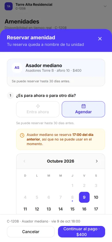 Hoja Reservar amenidad, a nombre de la unidad: el Asador mediano de los asadores de la Torre B, aforo 10, $400, que se puede reservar hasta 30 días antes; la opción Agendar elegida, el aviso de que se reserva desde las 17:00 del día anterior y el calendario de octubre 2026 con el viernes 9 elegido.